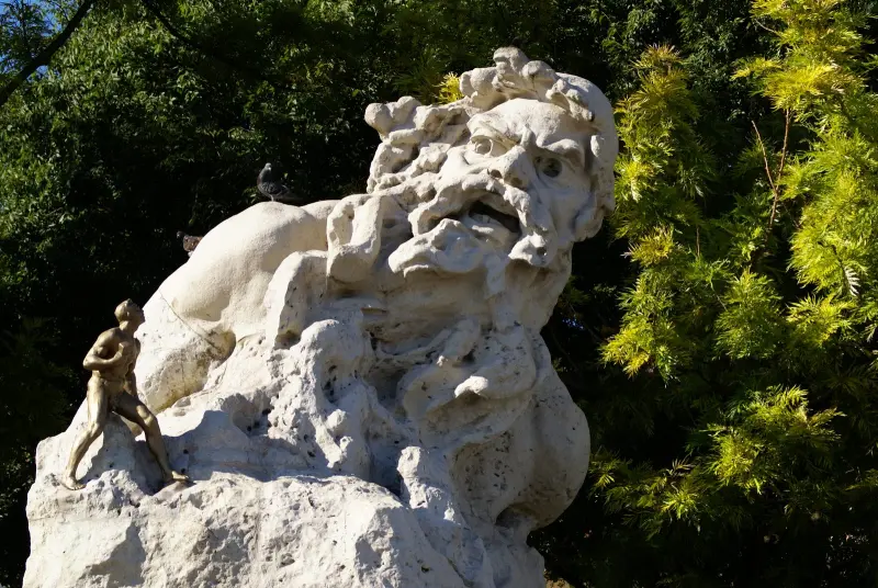 A statue representation of Mostrengo